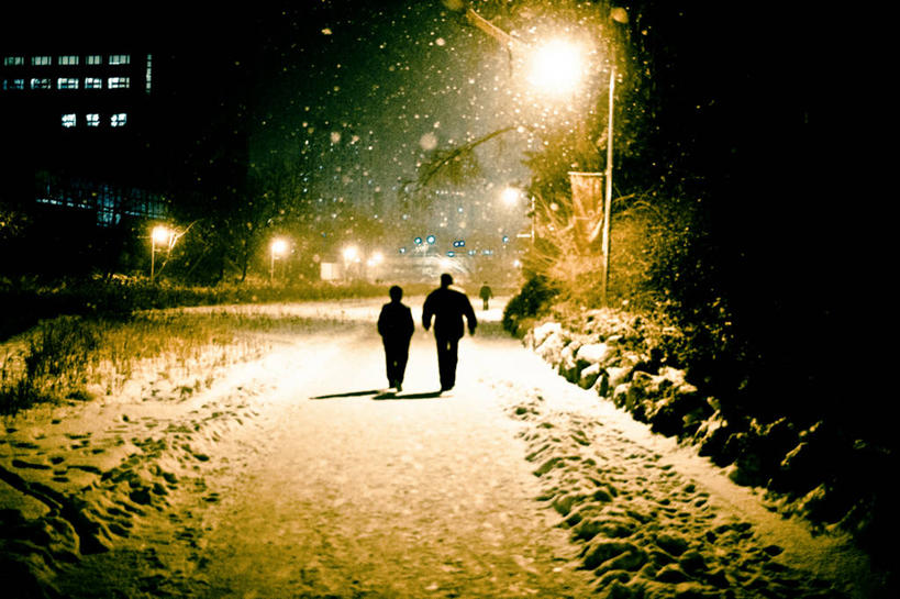 成年人,两个人,横图,室外,夜晚,雪,街道,路灯,首尔,韩国,冬天,首都,背面,寒冷,摄影,照亮,剪影,异性恋,男人,女人,步行,彩图,伴侣,奥林匹克公园