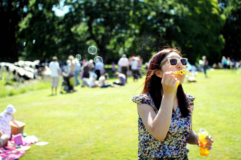 成年人,一个人,举,横图,室外,白天,度假,幸福,英国,仅一个男性,仅一个人,拿着,休闲装,吹泡泡,吹气,草,树,仅一个年轻男性,太阳镜,托,向上看,摄影,园林,享乐,男人,男性,年轻男性,年轻人,举起,举手,举着,向上举,向上伸,向上托,彩图,朝鲜族