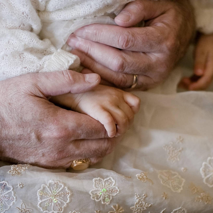 婴儿,儿童,成年人,老年人,手,两个人,祖母,坐,摸,方图,室内,特写,纯洁,抚摸,连接,花纹,小的,拿着,休闲装,小孩,戒指,可爱,童年,人体,摄影,活泼,部分,关爱,宝宝,纯真,烂漫,无邪,立陶宛共和国,特拉凯,伶俐,天真,老年女性,女人,女性,孩子,孙女,触摸,接触,彩图,爱,代沟