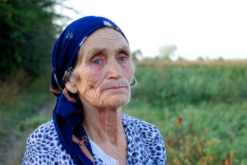 成年人,老年人,脸,头,眼睛,脸颊,一个人,站,横图,室外,白天,正面,罗马尼亚,仅一个女性,仅一个人,头巾,头饰,田地,肩膀,草,蓝色,发饰,思考,摄影,仅一个老年女性,退休,写实,老年女性,女人,女性,头部,脸部,脸蛋,面部,彩图,传统服装,白日梦