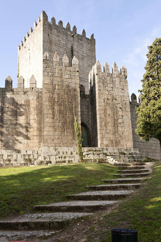 无人,竖图,室外,白天,建筑,葡萄牙,阴影,城堡,围墙,历史,石墙,草,树,天空,地标建筑,摄影,米尼奥,彩图