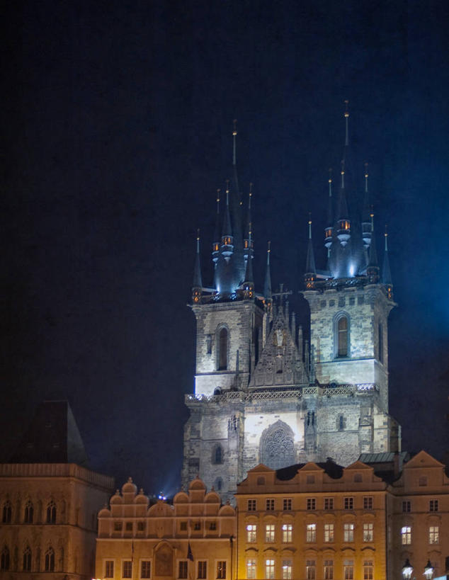 无人,教堂,竖图,室外,夜晚,建筑,尖顶,首都,顶部,天空,摄影,宗教,照亮,基督教,宗教建筑,哥特式风格,捷克共和国,布拉格,彩图