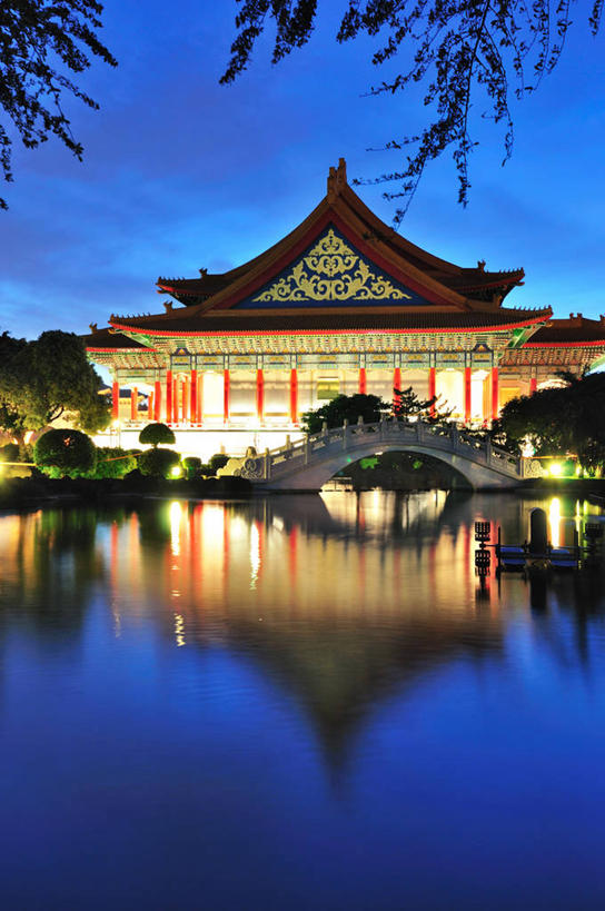 无人,竖图,室外,建筑,台湾,反射,柱子,云,桥,枝,首都,联系,历史,树,天空,黄昏,地标建筑,摄影,宁静,照亮,中正纪念堂,台北,彩图