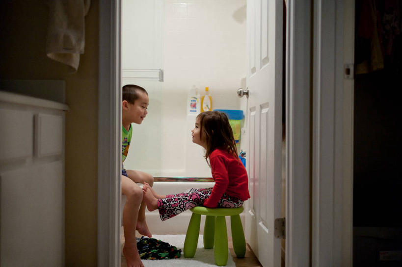 儿童,两个人,兄弟,姐妹,坐,横图,室内,侧面,纯洁,浴室,美国,连接,门口,休闲装,小孩,面对面,可爱,童年,童趣,摄影,吧椅,加利福尼亚,童真,烂漫,无邪,天真,男孩,男性,女孩,女性,孩子,说话,彩图