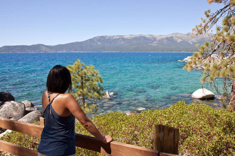 成年人,中年人,一个人,站,横图,室外,白天,寂寞,湖,山,山脉,美国,仅一个女性,仅一个人,篱笆,休闲装,树,背面,风景,自然,靠,靠着,仅一个中年女性,摄影,宁静,内华达州,万里无云,南太浩湖,女人,女性,中年女性,印度人,半身,彩图,菲律宾人,独处