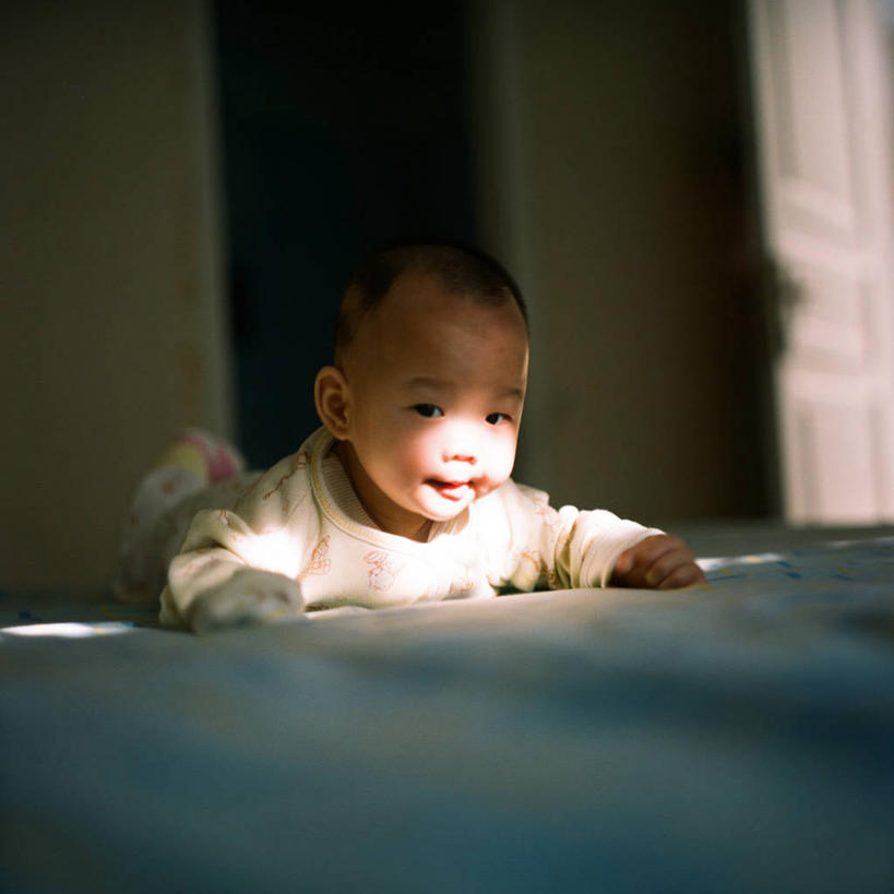 婴儿,儿童,一个人,微笑,方图,室内,白天,正面,婴儿服装,满意,幸福,纯洁,印度尼西亚,仅一个人,光,小孩,趴着,可爱,摄影,活泼,宝宝,肖像,纯真,烂漫,无邪,西爪哇,伶俐,天真,中国人,孩子,彩图,万隆