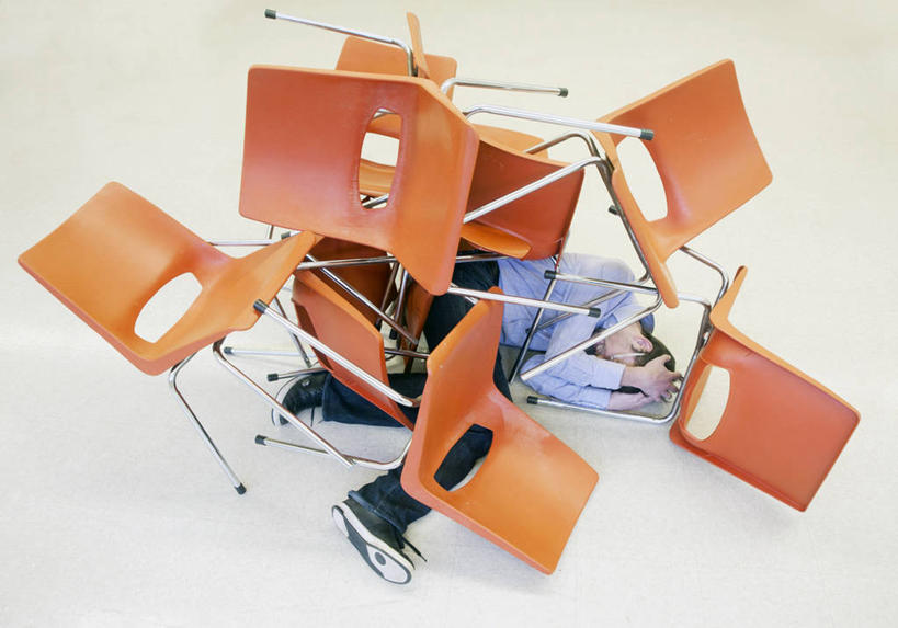 成年人,一个人,摸,横图,室内,白色背景,鞋子,椅子,加拿大,仅一个男性,仅一个人,抚摸,休闲装,仅一个年轻男性,橙色,摄影,不幸,问题,温哥华,大不列颠哥伦比亚,男人,男性,年轻男性,年轻人,触摸,接触,彩图