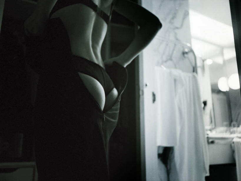 成年人,中年人,一个人,横图,黑白,室内,仰视,性感,浴室,西班牙,仅一个女性,仅一个人,准备,内衣,黑色,毛巾,仅一个中年女性,胸罩,文胸,摄影,照明设备,乳罩,胸衣,圣塞瓦斯蒂安,女人,女性,中年女性,彩图,低角度拍摄