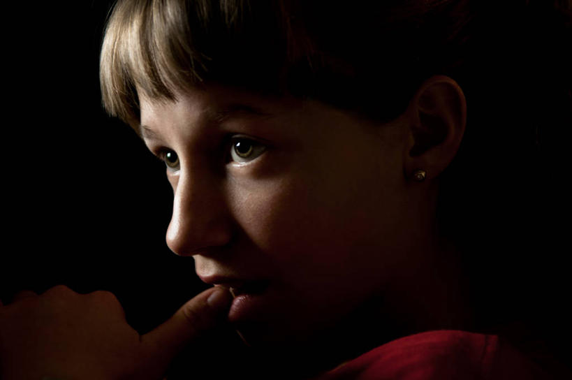 西方人,儿童,一个人,横图,室内,纯洁,欧洲,加拿大,欧洲人,仅一个女性,仅一个人,咬,小孩,仅一个小孩,思考,可爱,童年,童趣,吸,人体,摄影,部分,咬着,童真,烂漫,无邪,吮,天真,女孩,女人,女性,白种人,孩子,彩图,女生