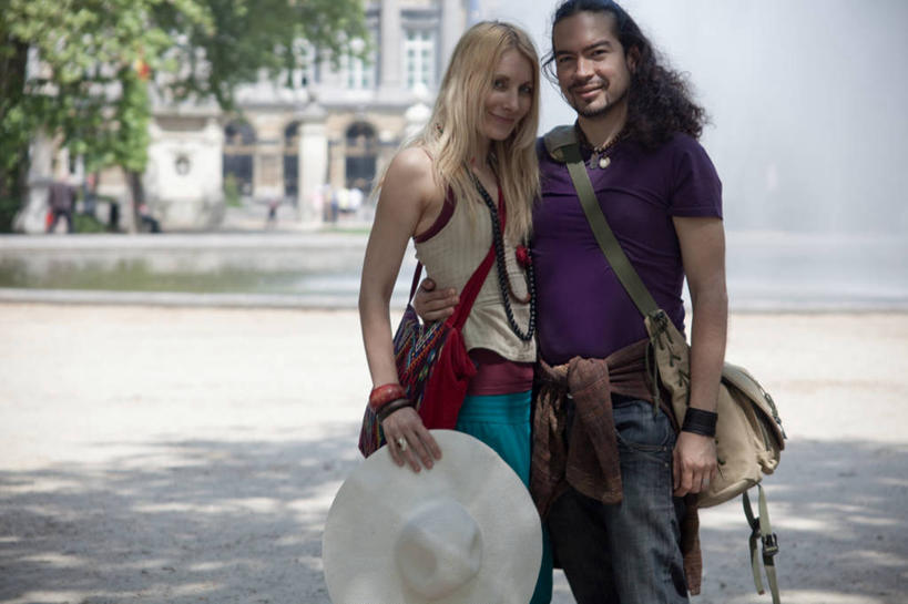 成年人,中年人,头发,两个人,站,微笑,横图,室外,白天,正面,度假,满意,信心,帽子,比利时,连接,包,首都,拿着,树,叉腰,金色,搭,摄影,搭着,肖像,布鲁塞尔,冒险,中年男性,中年女性,海滩,半身,彩图,爱,沙滩包