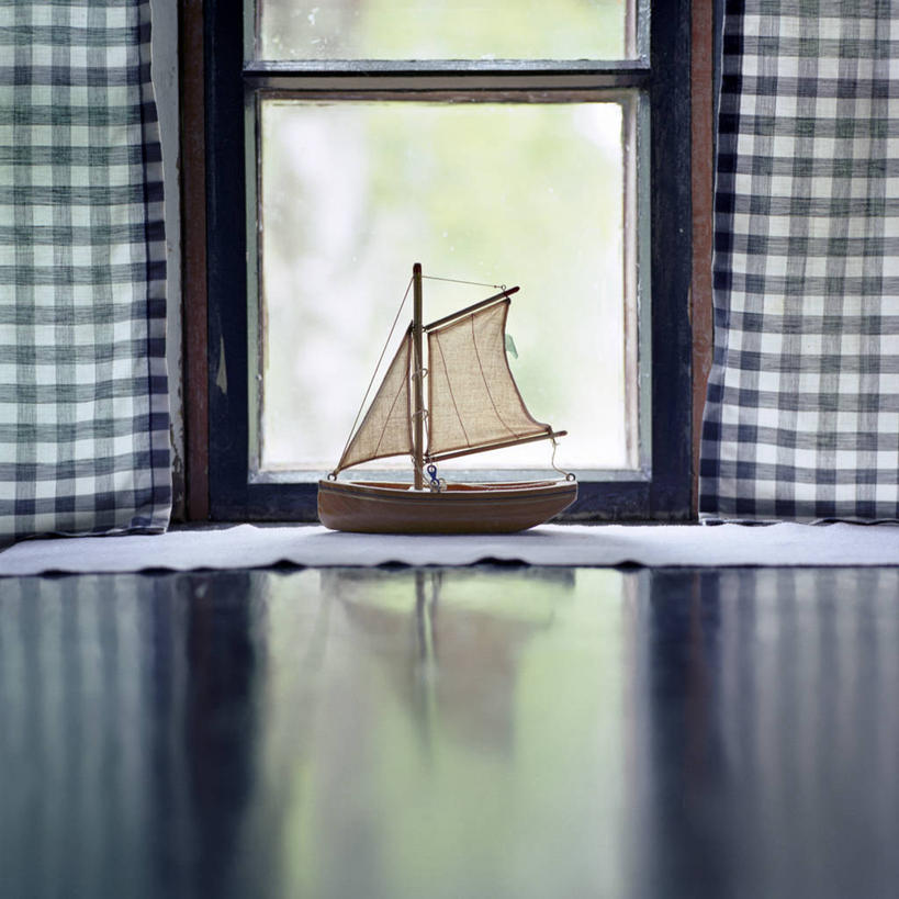 帆船,无人,家,方图,室内,白天,别墅,窗户,桌子,船,反射,房屋,屋子,公寓,洋房,楼房,住宅,交通工具,夏天,摄影,创造力,载具,美术工艺,彩图,房子,玩具船