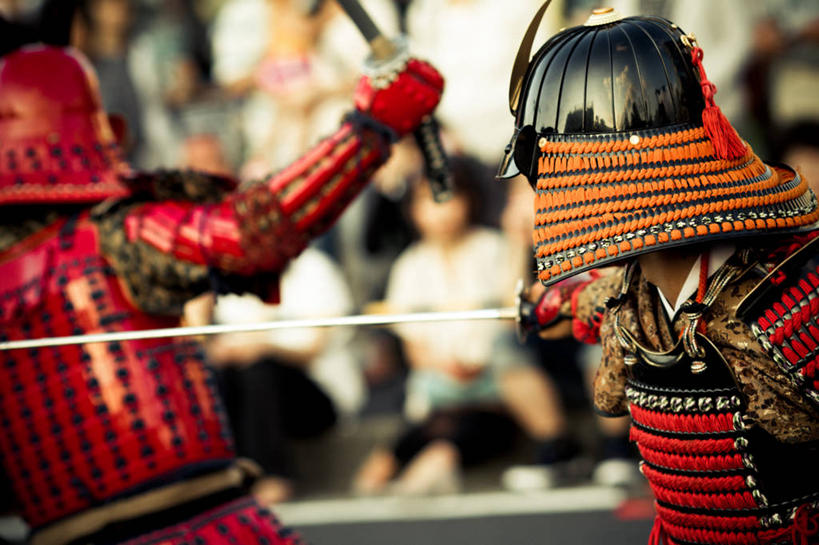 两个人,横图,室外,白天,安全,日本,庆祝,日本文化,冲突,盔甲,头饰,防护,拿着,摄影,保护,剑,打斗,保险,防御,铠甲,防具,防卫,岛根县,平安,半身,彩图,松江市,甲胄,传统节日