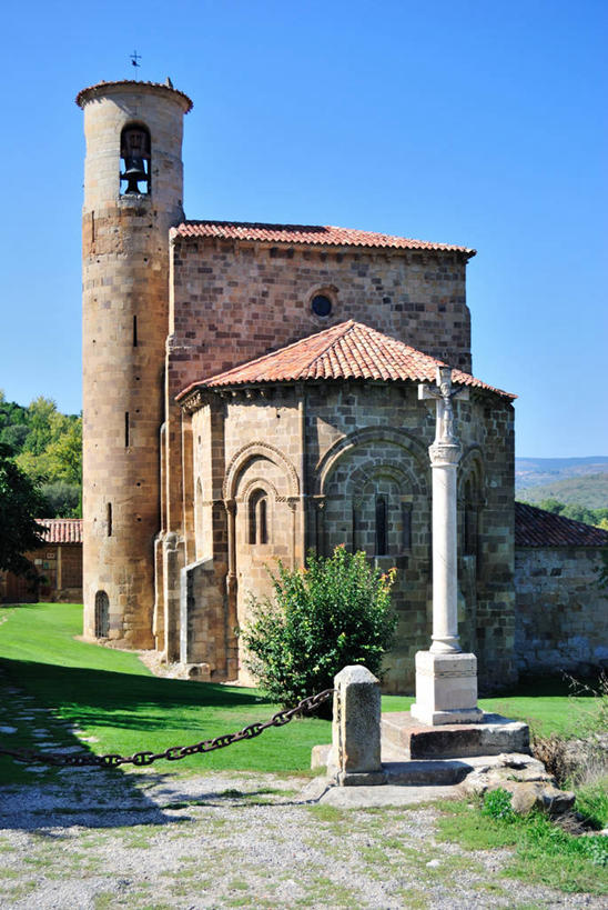 无人,教堂,竖图,室外,白天,建筑,西班牙,十字架,钟楼,摄影,宗教,铁环,锁链,链条,基督教,束缚,限制,万里无云,系船柱,约束,坎塔布利亚,彩图