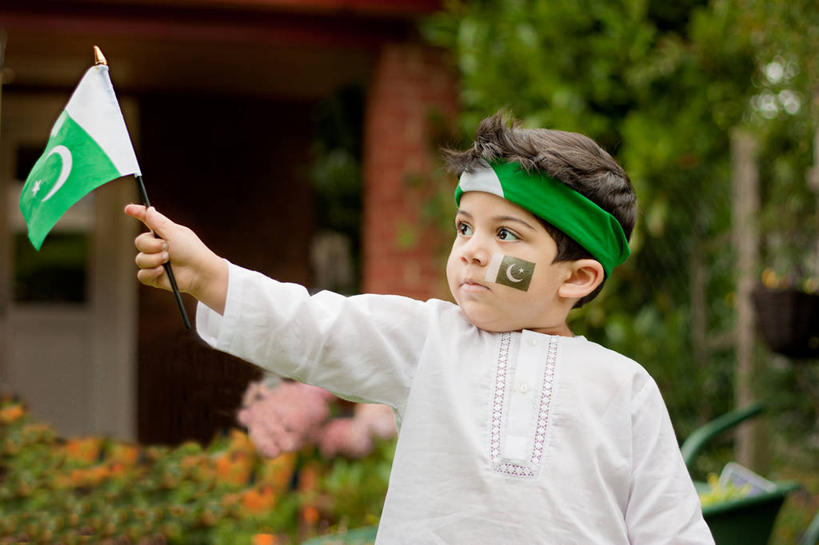 婴儿,儿童,脸,头,脸颊,一个人,横图,室外,白天,纯洁,骄傲,生活用品,旗帜,巴基斯坦,仅一个人,环保,手帕,拿着,休闲装,手绢,纹身,肩膀,小孩,日用品,可爱,摄影,活泼,宝宝,身份,纯真,烂漫,无邪,美观,伶俐,天真,亚洲人,孩子,头部,脸部,脸蛋,面部,彩图,巴基斯坦国旗,幼儿