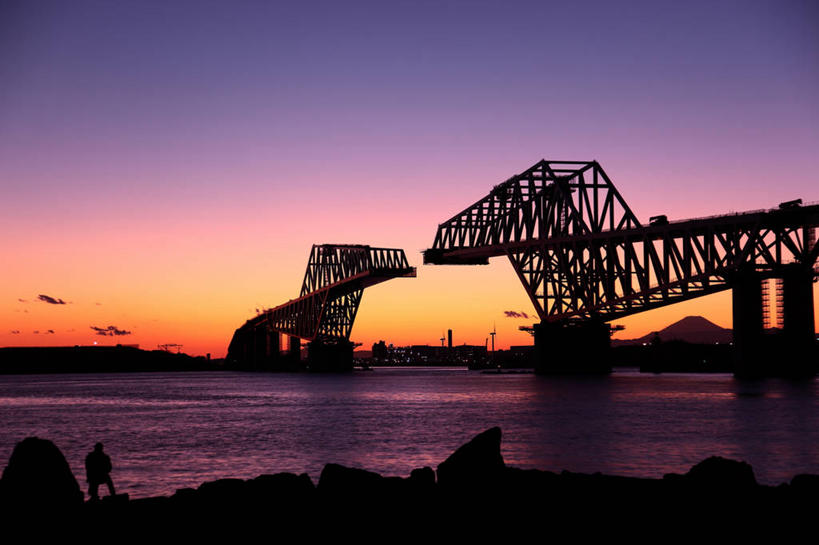 成年人,一个人,横图,室外,河流,城市,建筑,东京,日本,仅一个男性,日本文化,云,桥,首都,联系,天空,黄昏,摄影,吊桥,人行桥,宁静,悬索桥,剪影,吊杆,锚锭,悬索,岩石,彩图