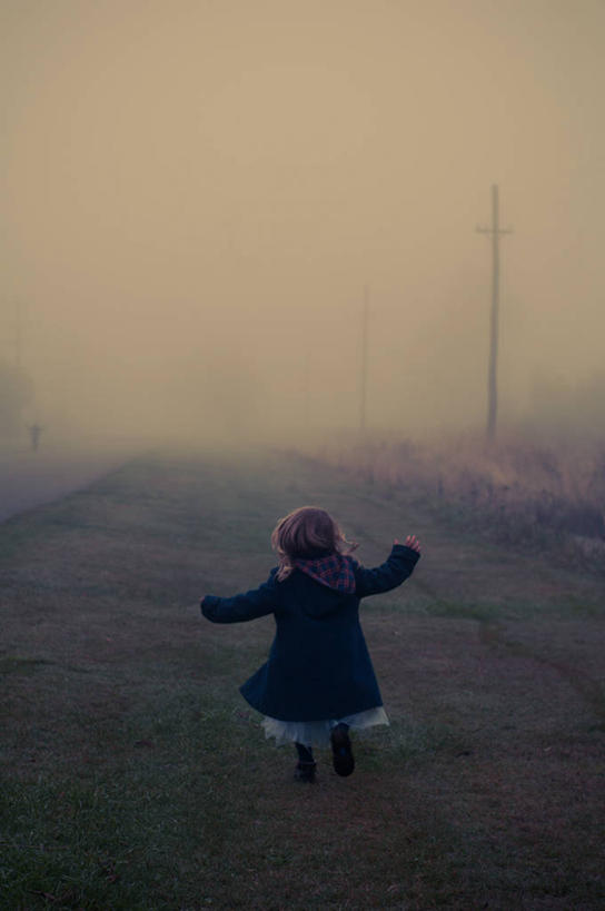 西方人,儿童,两个人,跑,竖图,室外,白天,纯洁,雾,冬至,欧洲,新西兰,欧洲人,冬天,天气,休闲装,外套,小孩,自然,可爱,童年,童趣,摄影,童真,烂漫,无邪,天真,女孩,白种人,孩子,彩图,输电塔