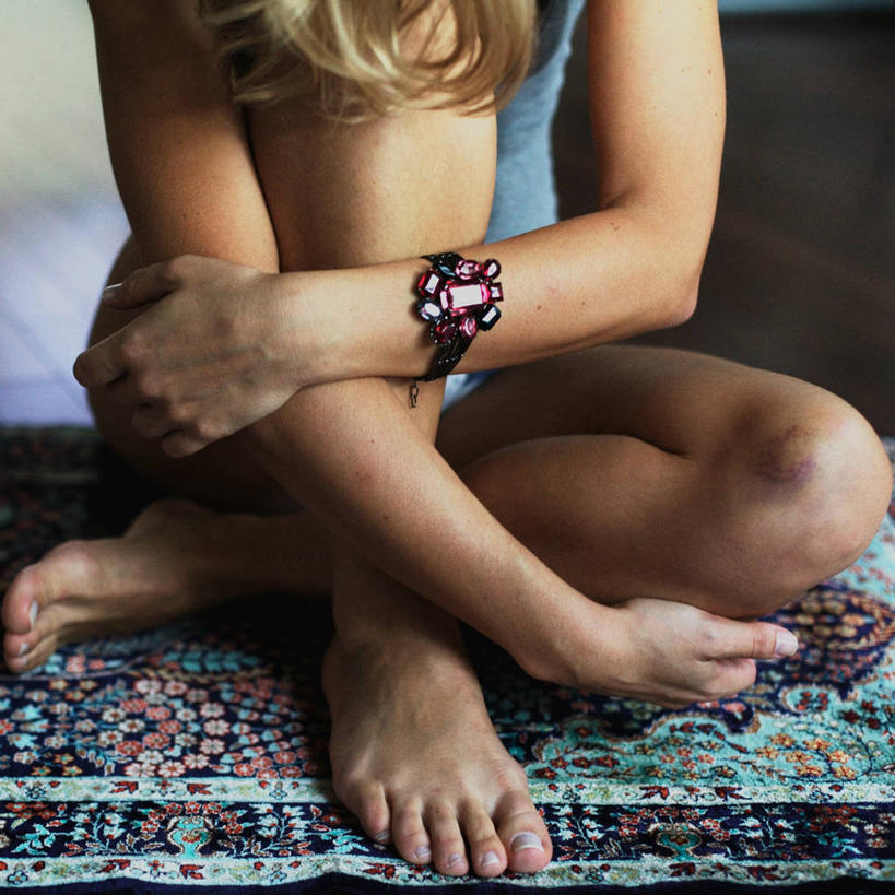 西方人,成年人,中年人,一个人,坐,方图,室内,特写,白天,地毯,欧洲,美国,欧洲人,仅一个女性,仅一个人,休闲装,仅一个中年女性,放松,摄影,手镯,女人,女性,中年女性,白种人,彩图,瘀伤