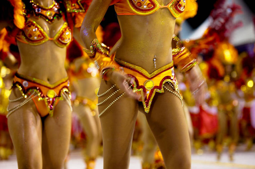 成年人,两个人,横图,室外,白天,正面,运动模糊,民族服装,性感,巴西,狂欢节,表演,服装,庆祝,古典,文化,传统,衣服,摄影,服饰,古装,游行,桑巴舞,韵味,彩图,传统服装,民俗服,舞蹈,传统文化