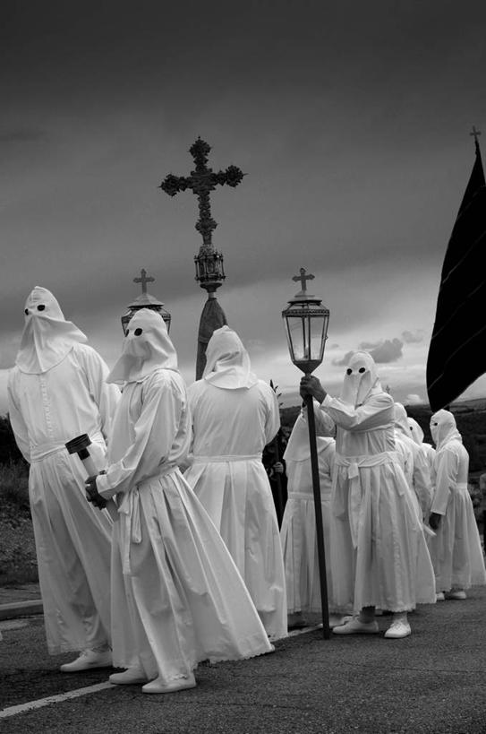 站,竖图,黑白,室外,白天,西班牙,复活节,庆祝,十字架,拿着,天空,遮,遮掩,摄影,宗教,掩盖,遮挡,遮盖,掩饰,一致,传统服装,传统文化,萨莫拉,传统节日