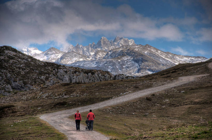 两个人,横图,室外,白天,山脉,雪山,西班牙,行人,游客,游人,山路,云,路人,旅客,背面,天空,自然,摄影,阿斯图里亚斯,过客,冒险,步行,彩图