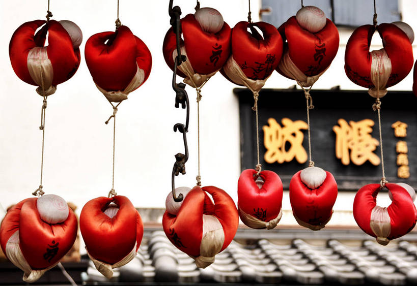 无人,横图,室外,白天,运气,猴子,玩具,奈良县,日本,一群,许多,吊挂,悬挂,日本文化,标志,文字,字符,字母,屋顶,很多,挂,标识,红色,摄影,毛绒玩具,佛教,护身符,吊钩,创造力,美术工艺,彩图