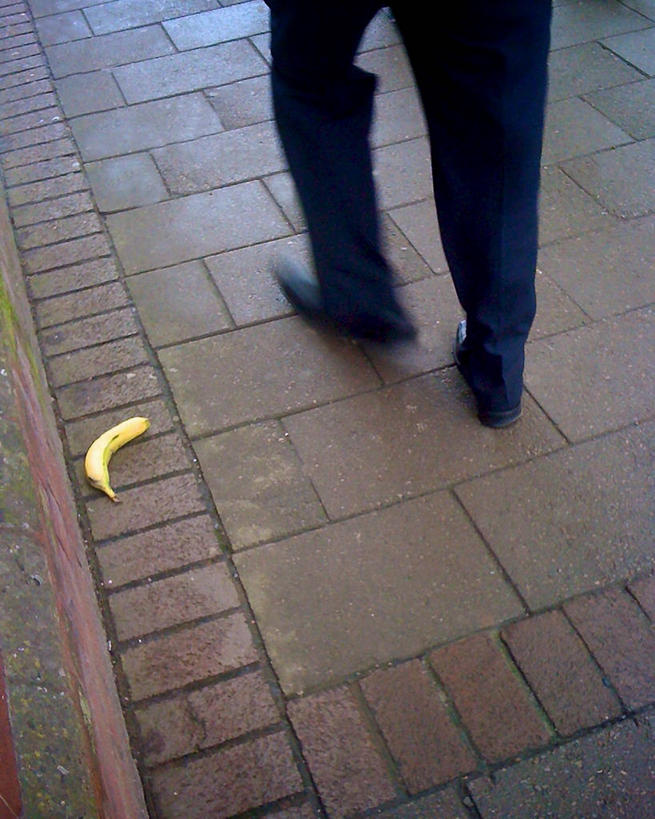 成年人,腿,一个人,竖图,室外,白天,运动模糊,香蕉,英国,仅一个男性,人行道,饮食,人体,摄影,部分,不幸,四肢,步行,彩图