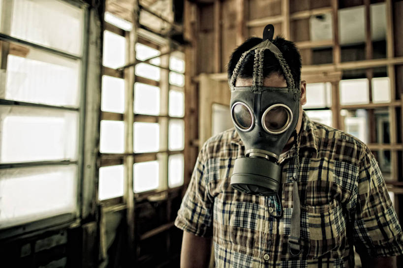 成年人,脸,头,脸颊,一个人,站,横图,室内,白天,正面,日本,仅一个男性,古典,注视,休闲装,肩膀,观察,看,遮,遮掩,摄影,观看,保护,察看,掩盖,遮挡,关注,遮盖,防毒面罩,冈山县,掩饰,头部,脸部,脸蛋,面部,彩图