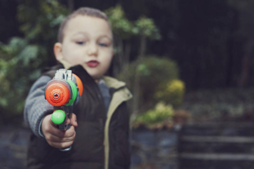 西方人,儿童,一个人,站,横图,室外,特写,白天,正面,幸福,纯洁,玩具,西班牙,欧洲,巴塞罗那,欧洲人,仅一个男性,仅一个人,冬天,拿着,休闲装,小孩,仅一个小孩,可爱,童年,童趣,摄影,玩具枪,后院,童真,烂漫,无邪,天真,男孩,男人,男性,白种人,孩子,半身,彩图,男生