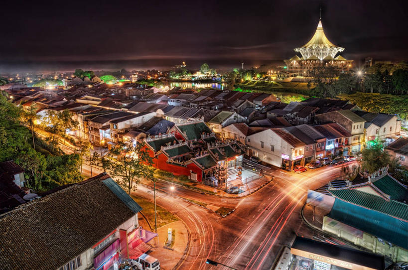 无人,横图,室外,夜晚,度假,美景,城市风光,城市,建筑,路,汽车,马来西亚,亚洲,房屋,屋顶,景观,娱乐,树,天空,享受,休闲,景色,放松,运输,摄影,东南亚,尾灯,婆罗洲,加里曼丹岛,婆罗洲岛,马来西亚联邦,沙捞越,砂拉越州,犀鸟之乡,彩图,古晋