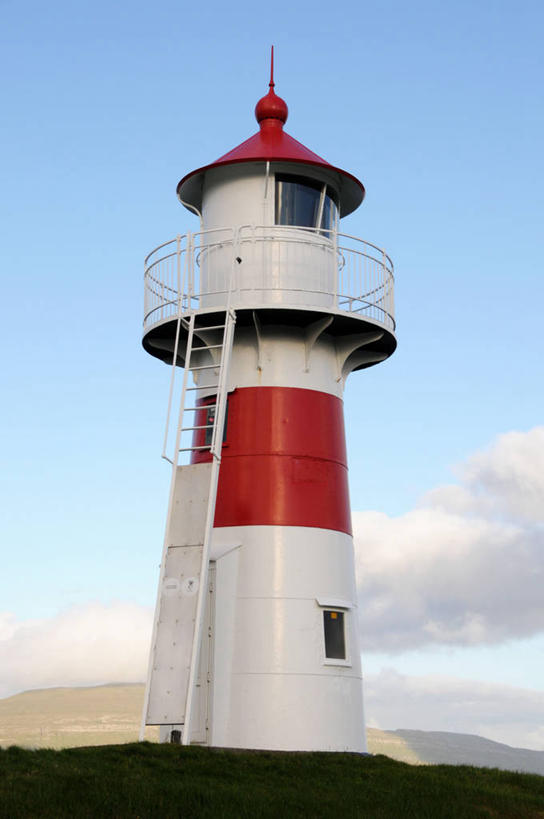 无人,竖图,室外,白天,山,道路,信息,地形,云,灯塔,交通,方向,草,天空,摄影,引导,指引,保护,航标,法罗群岛,托尔斯港,彩图,导航