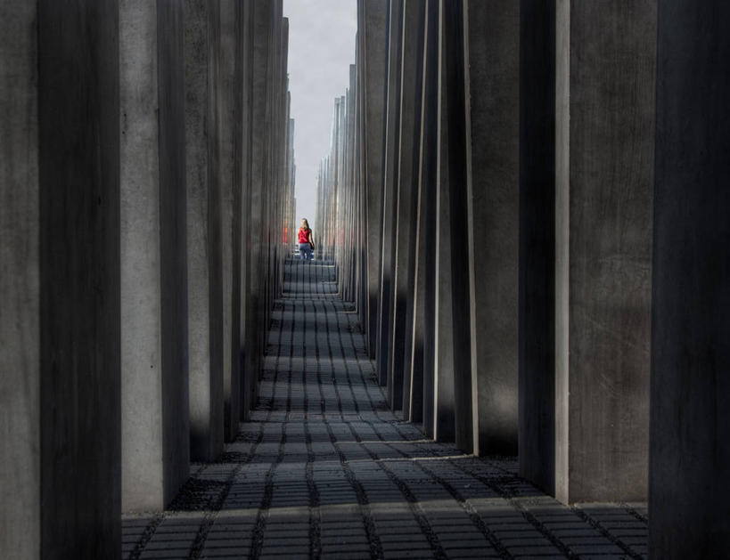 成年人,一个人,横图,室外,白天,重复,建筑,德国,仅一个女性,柱子,云,小路,挎包,首都,休闲装,柏林,背面,天空,摄影,步行,彩图