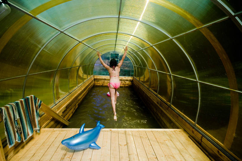 儿童,一个人,游泳池,跳,举,横图,室内,比基尼,纯洁,树林,水,玩具,俄罗斯,仅一个女性,仅一个人,隧道,跳台,首都,半空,小孩,背面,毛巾,托,仅一个小孩,赤脚,活力,可爱,童年,童趣,摄影,享乐,童真,烂漫,无邪,莫斯科,天真,女孩,女人,女性,孩子,举起,举手,举着,向上举,向上伸,向上托,彩图,女生