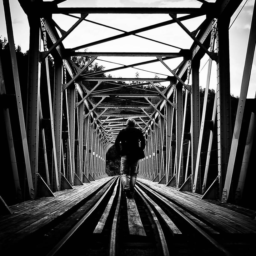 成年人,中年人,老年人,一个人,方图,黑白,室外,白天,挪威,仅一个男性,仅一个人,仅一个中年男性,桥,联系,休闲装,背面,运输,摄影,男人,男性,中年男性,步行,克里斯蒂安桑
