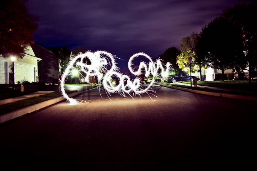 无人,横图,室外,夜晚,长时间曝光,街道,美国,庆祝,光线,火花,云,光芒,树,天空,摄影,照亮,创造力,宾夕法尼亚,想法,彩图