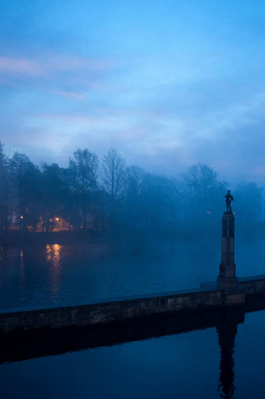 无人,竖图,室外,美景,雾,雕塑,欧洲,捷克,反射,光,景观,云,黎明,首都,树,风景,天空,自然,景色,摄影,宁静,早晨,自然风光,中欧,捷克共和国,波西米亚,布拉格,伏尔塔瓦河,彩图