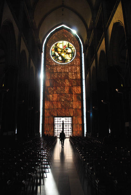 一个人,教堂,竖图,室内,白天,椅子,法国,反射,门口,背面,摄影,宗教,基督教,宗教建筑,法国文化,里尔,彩图,大教堂,传统文化