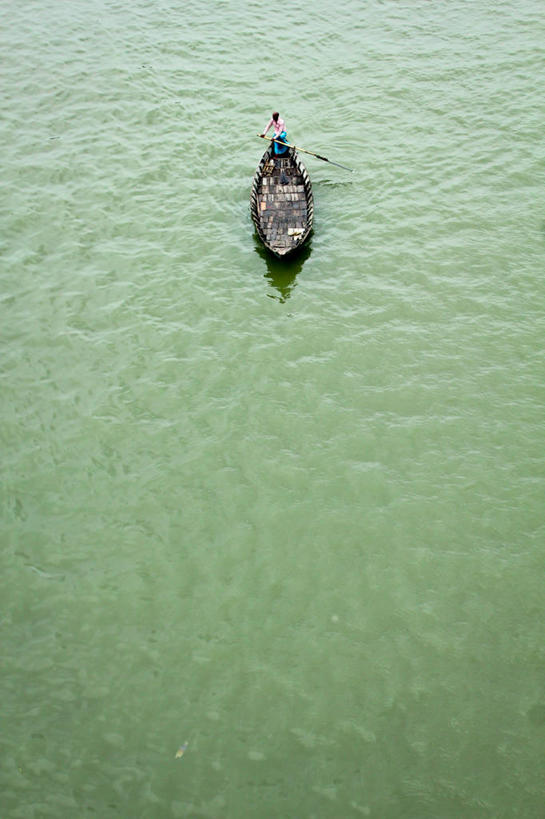 划船,划艇,成年人,一个人,竖图,俯视,室外,白天,河流,孟加拉国,亚洲,仅一个男性,划桨,首都,运输,摄影,桨,南亚,孟加拉人民共和国,达卡,彩图,高角度拍摄,独处