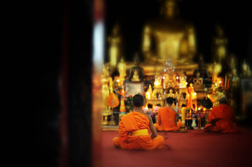成年人,三个人,坐,横图,室内,老挝,长袍,佛,背面,摄影,宗教,佛教,冥想,琅勃拉邦,灵性,僧侣,彩图,传统服装,传统文化