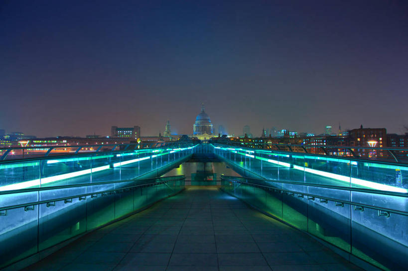 无人,横图,室外,夜晚,长时间曝光,城市,道路,建筑,街道,路,公路,英国,桥,交通,首都,联系,圣保罗大教堂,天空,运输,摄影,照亮,圆顶建筑,英国文化,伦敦千禧桥,马路,彩图