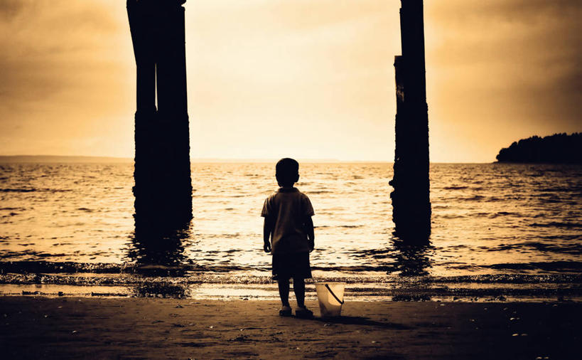 西方人,儿童,一个人,站,横图,室外,度假,纯洁,海洋,日落,欧洲,加拿大,欧洲人,仅一个男性,仅一个人,水平线,休闲装,小孩,背面,天空,仅一个小孩,木桩,可爱,童年,童趣,摄影,童真,烂漫,无邪,大不列颠哥伦比亚,天真,男孩,男人,男性,白种人,孩子,海滩,休闲活动,彩图,白石,男生,菲律宾人