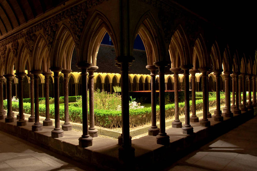 无人,横图,室内,夜晚,重复,植物,建筑,法国,阴影,柱子,摄影,宗教,回廊,园林,宁静,照亮,圣米歇尔山,修院,彩图