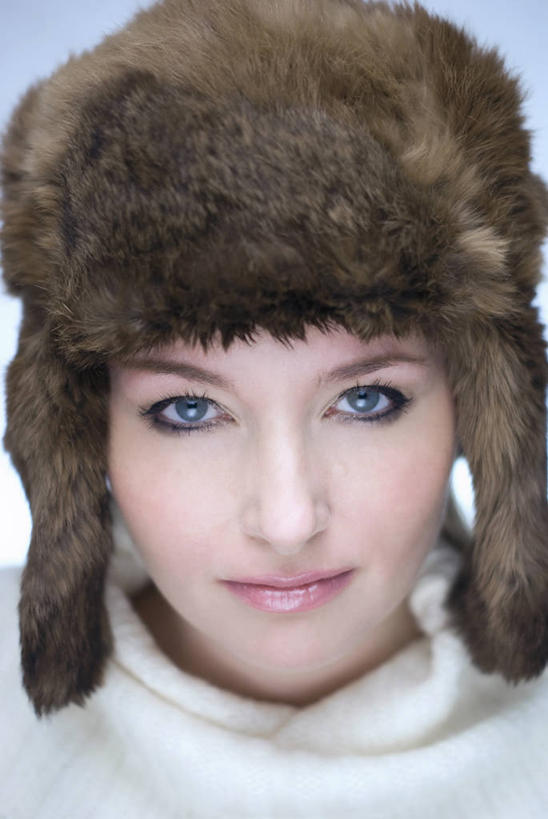 西方人,成年人,中年人,脸,头,眼睛,脸颊,一个人,微笑,竖图,特写,正面,幸福,信心,欧洲,波兰,欧洲人,仅一个女性,仅一个人,蓝色背景,肩膀,蓝色,仅一个中年女性,摄影,肖像,裘皮帽,女人,女性,中年女性,白种人,头部,脸部,脸蛋,面部,彩图,影棚拍摄,态度