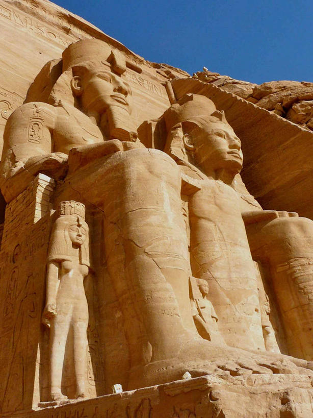 无人,竖图,室外,白天,仰视,建筑,雕塑,埃及,雕像,历史,摄影,巨大,庞大,中东,埃及文化,宏大,硕大,伟大,古代文明,拉美西斯二世大神殿,彩图,低角度拍摄