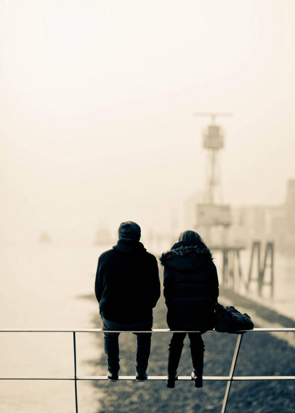 成年人,两个人,栏杆,坐,竖图,室外,白天,海洋,德国,并排,天气,休闲装,背面,天空,放松,摄影,男人,女人,休闲活动,彩图