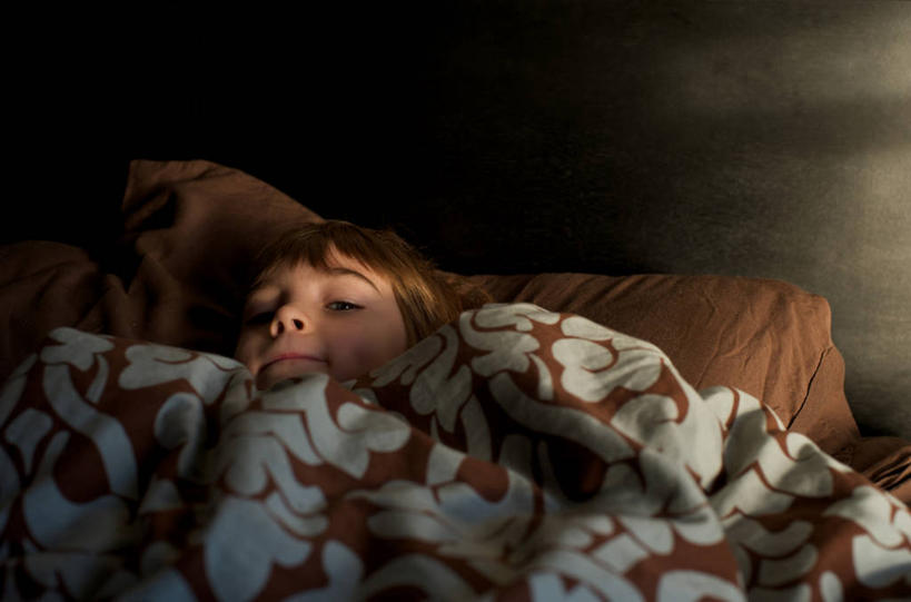 儿童,一个人,横图,俯视,室内,白天,纯洁,床,卧室,加拿大,仅一个男性,仅一个人,毯子,小孩,枕头,仅一个小孩,休息,放松,可爱,童年,童趣,人体,摄影,肖像,童真,烂漫,无邪,式样,大不列颠哥伦比亚,纳奈莫,天真,男孩,男人,男性,孩子,仰卧,彩图,高角度拍摄,男生