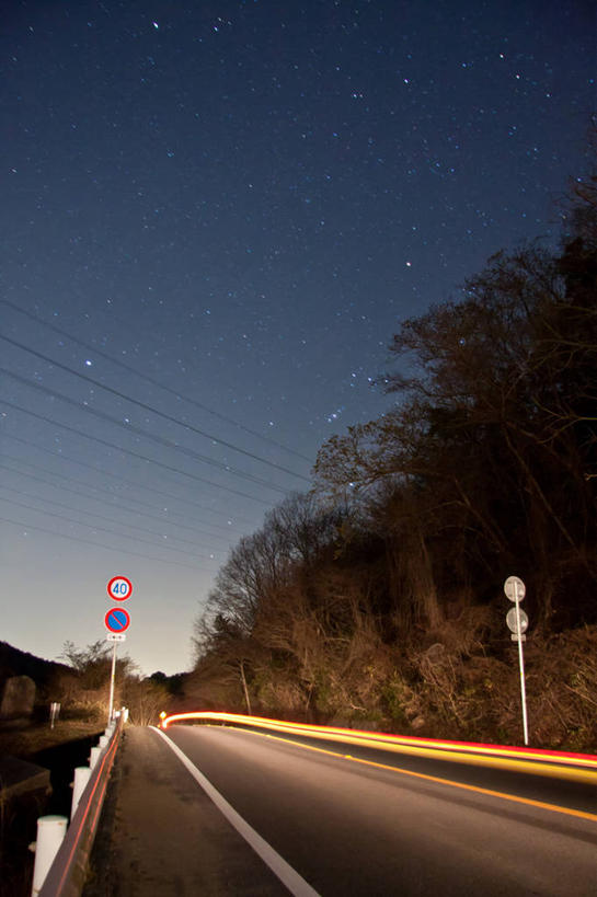 无人,竖图,室外,夜晚,路,摩托车,日本,路标,星星,树,天空,自然,运输,摄影,车灯,迅速,照亮,交通标志,冈山县,彩图,防撞护栏