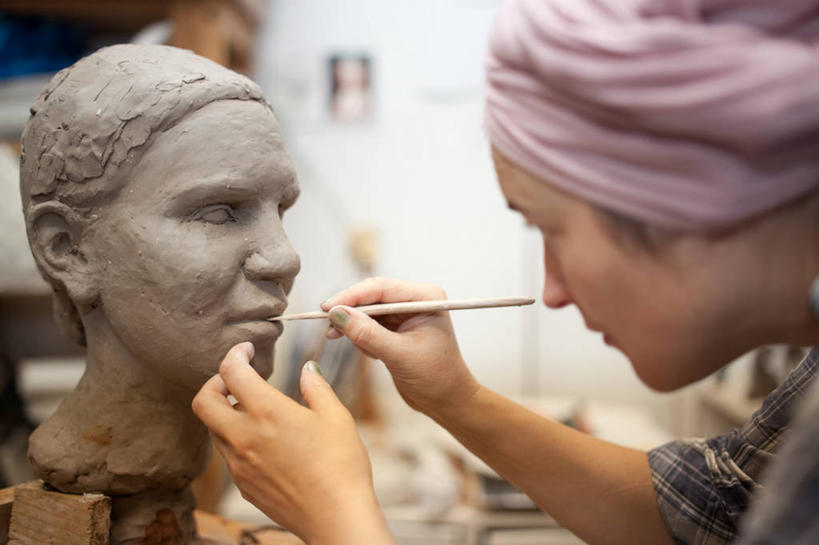 成年人,中年人,老年人,脸,头,脸颊,一个人,横图,室内,特写,雕塑,德国,仅一个女性,仅一个人,工作,工具,头巾,头饰,首都,休闲装,柏林,肩膀,发饰,仅一个中年女性,摄影,创造力,专心,粘土,技能,美术工艺,女人,女性,中年女性,头部,脸部,脸蛋,面部,雕塑家,彩图,美术工作室