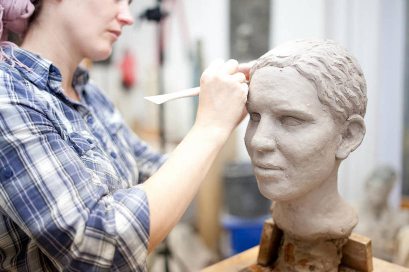 成年人,中年人,老年人,一个人,横图,室内,特写,雕塑,德国,仅一个女性,仅一个人,工作,工具,首都,休闲装,柏林,仅一个中年女性,摄影,创造力,专心,粘土,工作台,技能,美术工艺,女人,女性,中年女性,雕塑家,彩图,美术工作室