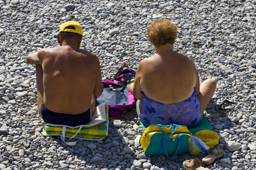 成年人,老年人,两个人,坐,横图,室外,白天,泳装,度假,日光浴,法国,包,裸露,背面,拖鞋,鸭舌帽,放松,摄影,普罗旺斯,裸,尼斯,老年男性,老年女性,男人,男性,女人,女性,海滩,休闲活动,彩图,沙滩包