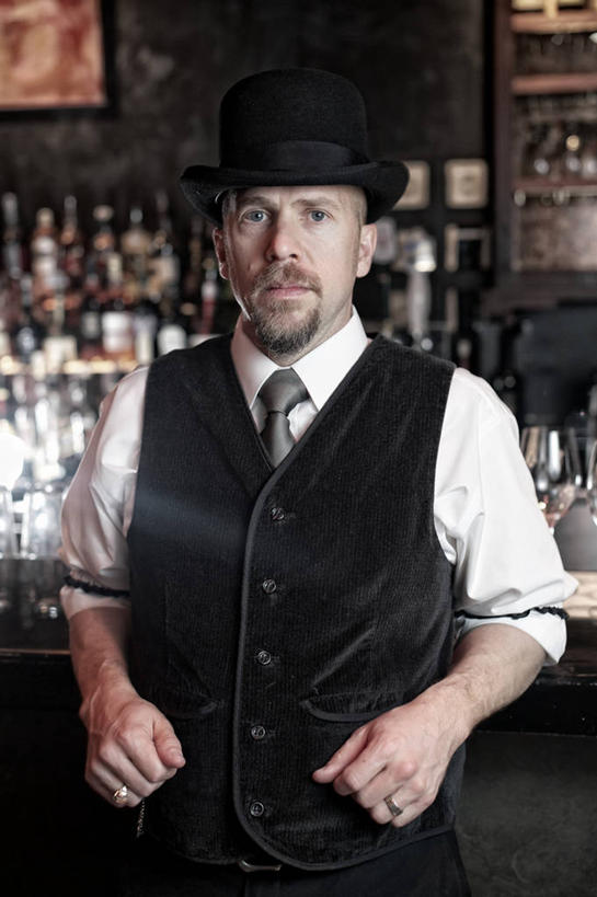 西方人,成年人,中年人,老年人,胡须,一个人,站,竖图,室内,夜晚,正面,信心,帽子,欧洲,美国,欧洲人,仅一个男性,仅一个人,仅一个中年男性,休闲装,调酒师,个性,服务,摄影,马甲,肖像,阿尔伯克基,男人,男性,中年男性,白种人,胡子,络腮胡,半身,彩图